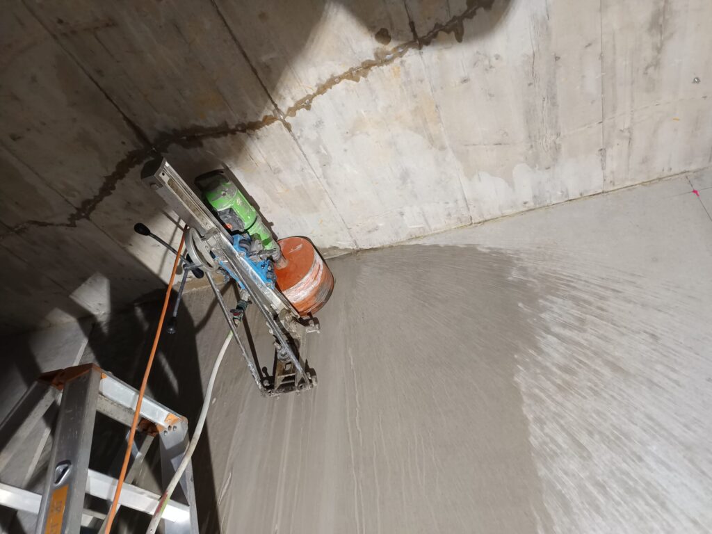 Montierte Bohranlage für eine grossformatige Bohrung im Rohbau