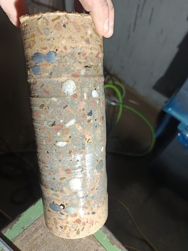 Entnommener Kern mit Materialstruktur