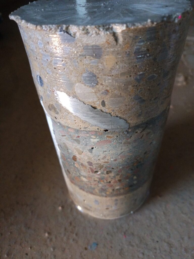 Bohrkern mit sichtbaren Einlagen