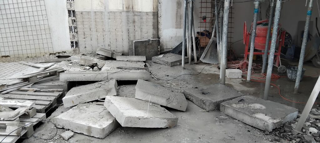 Getrennte Betonsegmente nach Fugenschneidearbeiten