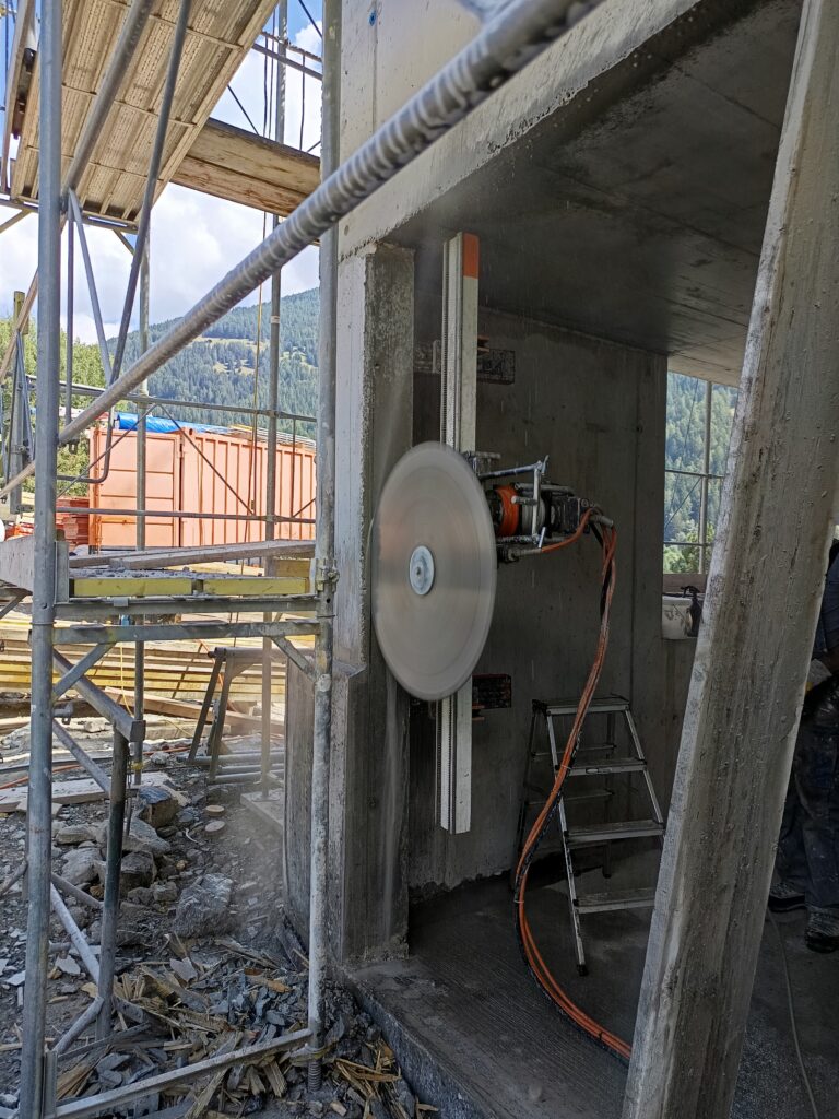 Schienengeführte Wandsäge an einer Betonwand